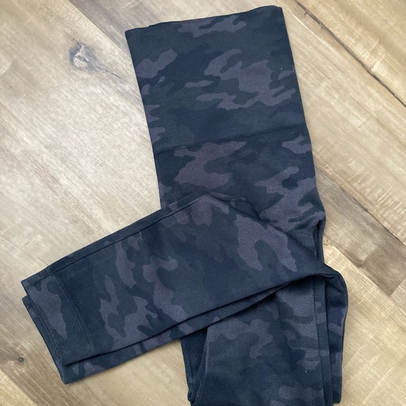 [Spanx] Camo Look At Me Now Seamless Cropped Leggings Small - Picture 5 of 10